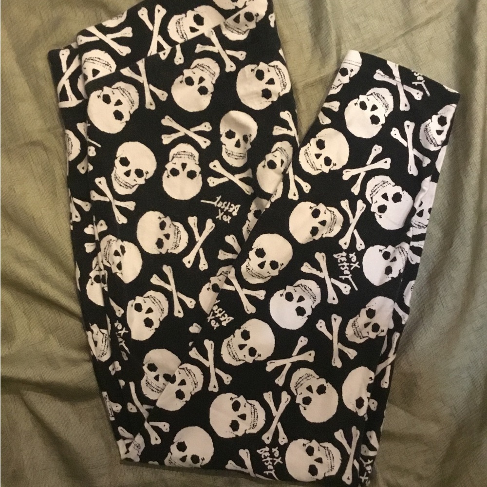 BETSEY JOHNSON BLACK & WHITE SKULL LEGGINGS